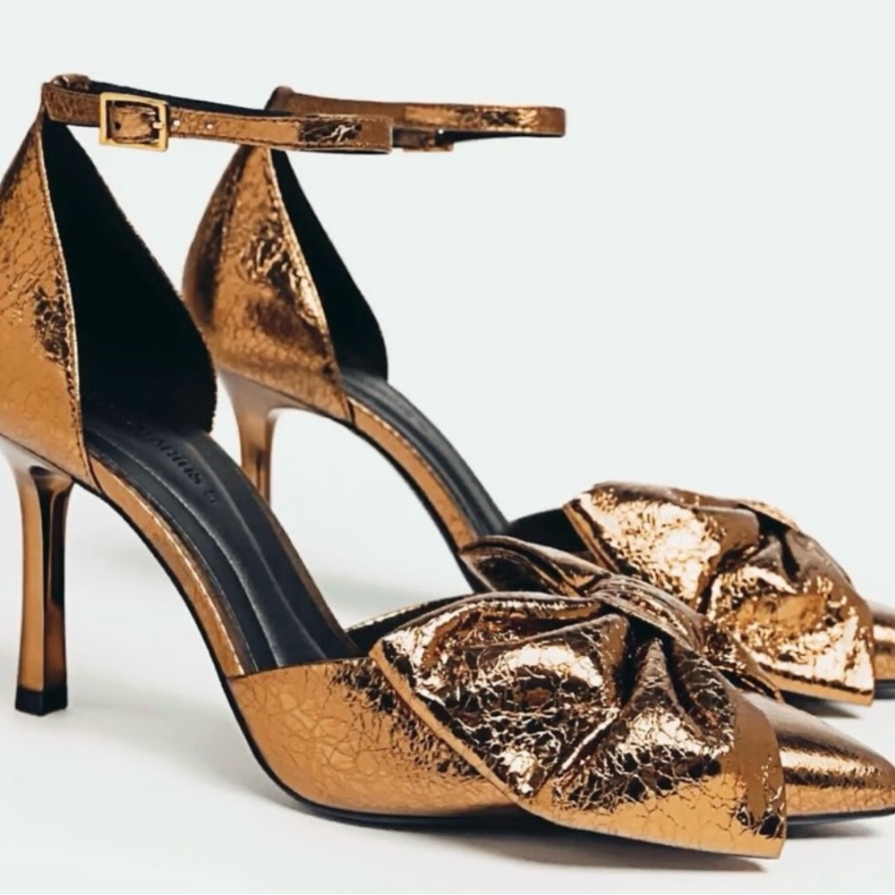 Never used- Like new Stradivarius Metallic Gold Heels